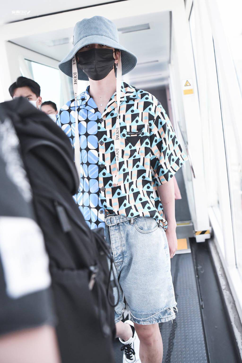 蔡徐坤现身三亚机场飞往上海渔夫帽花衬衫是夏天的感觉没错了