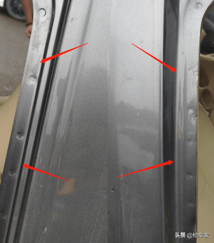 正当我觉得整车外观还是比较优秀的时候,检测到右侧上边梁漆面数值较