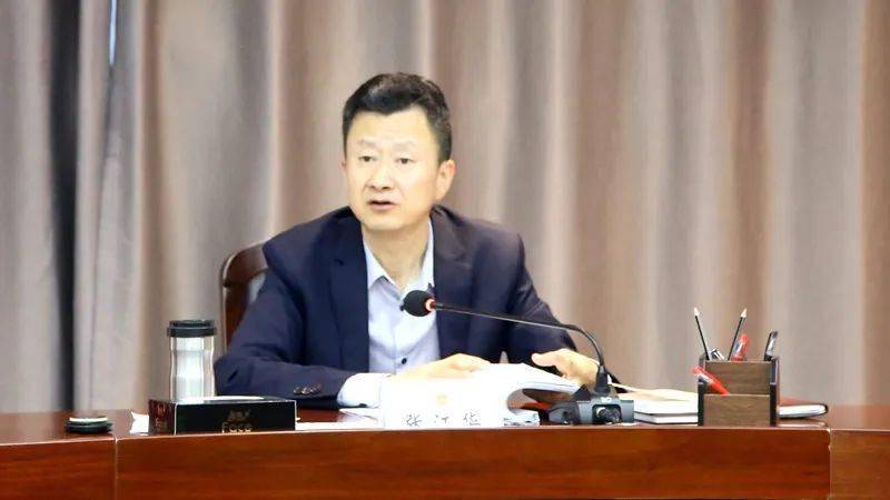 县人大常委会党组书记,主任张江华主持会议并讲话.