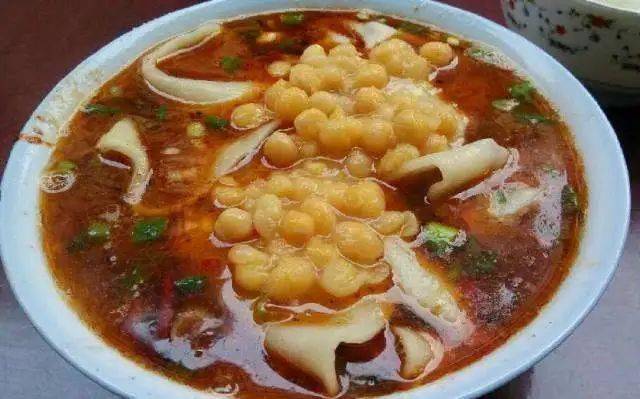 大骨汤、耙豌豆、芽菜是鸡婆头的灵魂之一入嘴绵香四溢、回味无穷鸡婆头