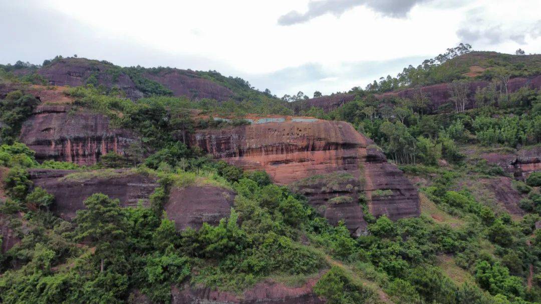 万年前的河,湖中)烟霞山风景区位于广西钦州市灵山县烟墩镇色若渥丹