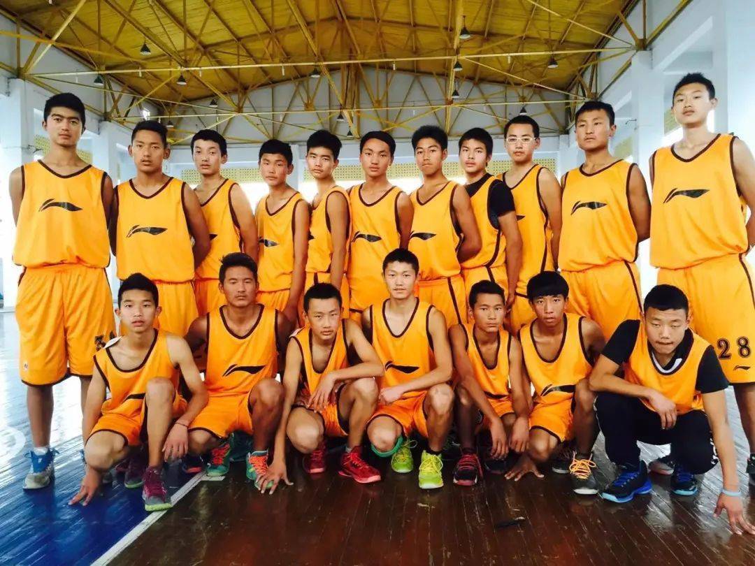 第二排右一为阿木日铁,右二为吕克古,左一为陈品初扎实.