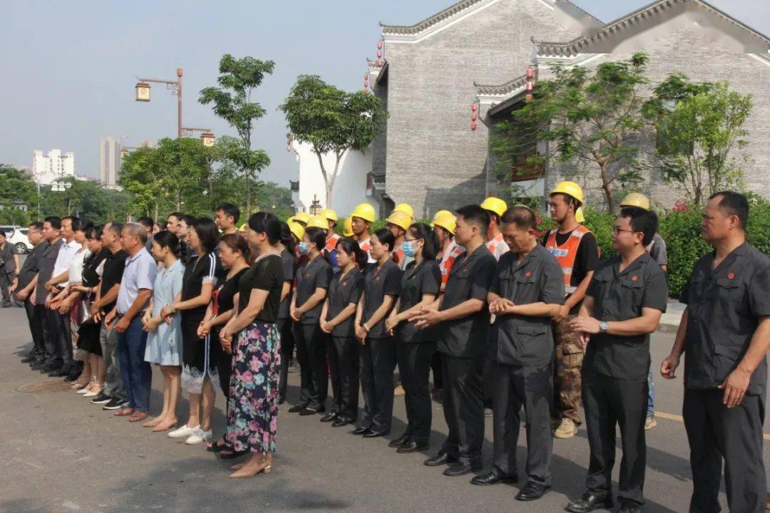 揭牌仪式现场揭牌仪式上,冯江华对江州区人民法院太平人民法庭搬迁