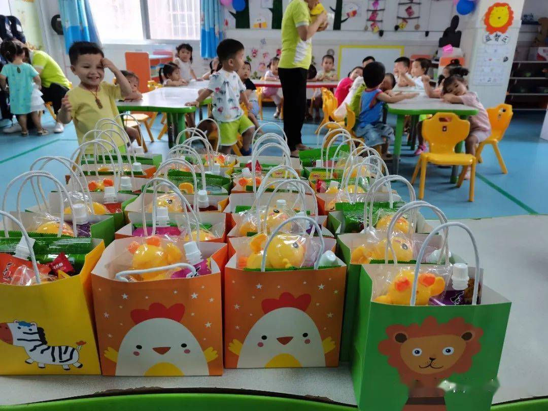 礼物大派送 每一份礼物都藏着学校,老师,家长对你们最真挚的祝福