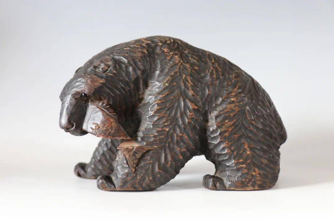 北海道的熊木雕就是以这种棕熊为原型雕刻的,是一种非常受欢迎的纪念