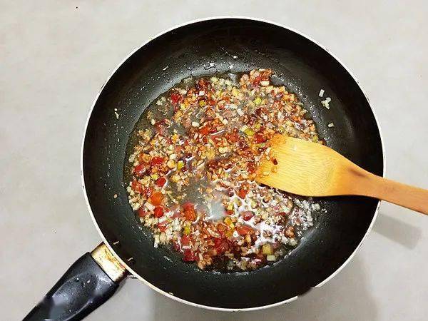 炒什么菜放豆瓣酱 bcd09c98dbc644299f12a39fe731738e.jpeg