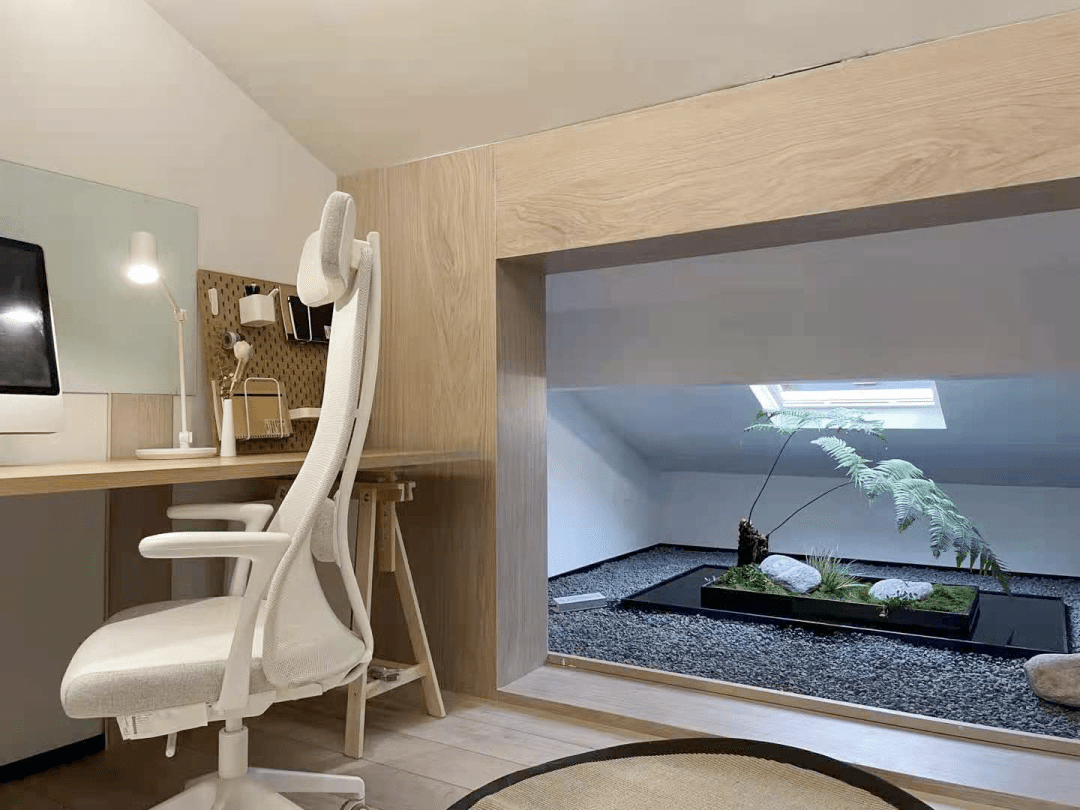 阁楼被改造成迷你电竞房,书房的一侧被设计成榻榻米式的茶桌,书桌展开