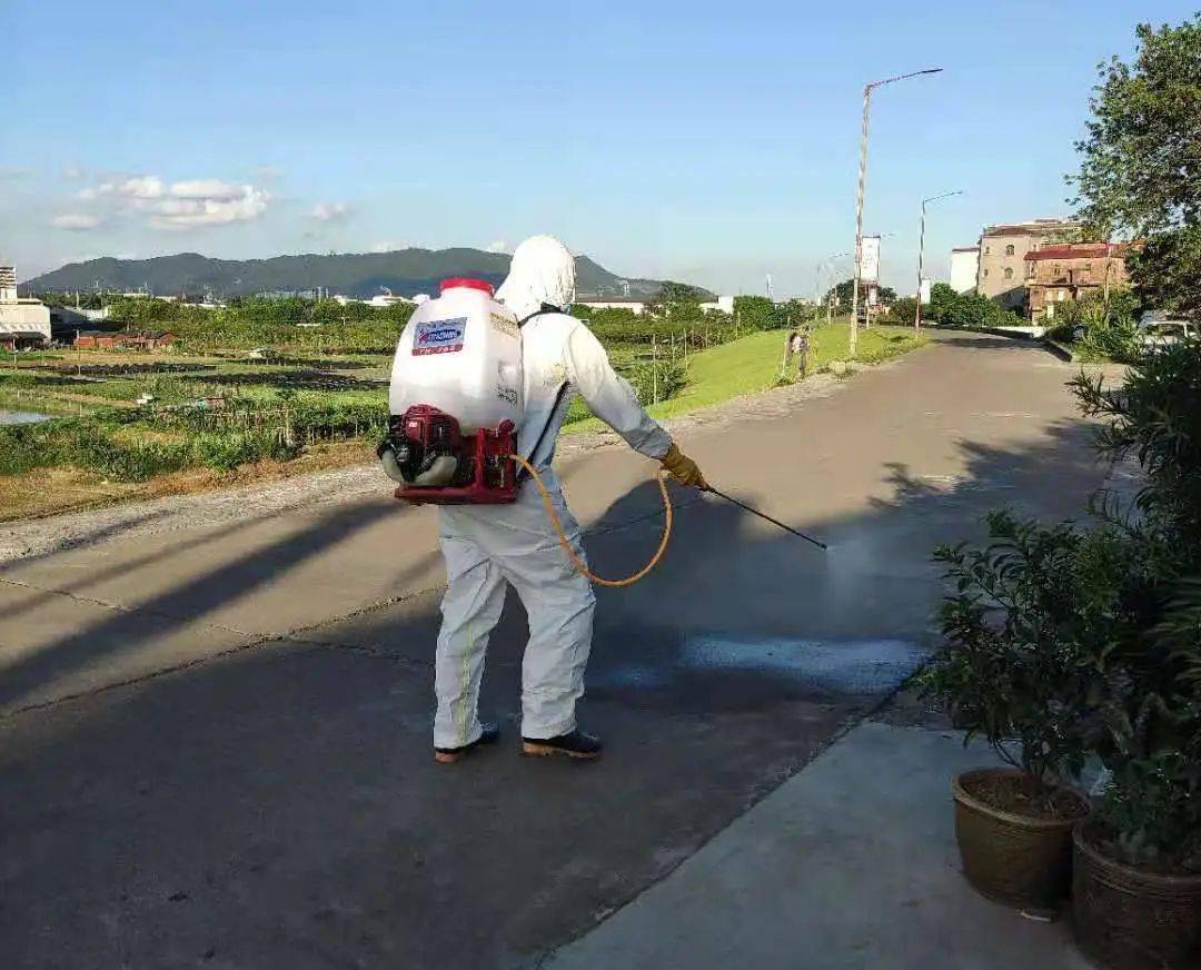 地毯式消杀消毒他们坚守岗位为镇内全员核酸检测工作护航