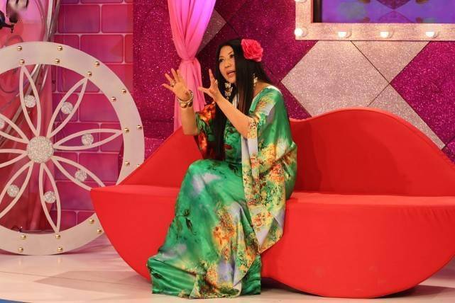 杨二车娜姆真是扎眼存在裙子穿得花花绿绿头戴大红花好难理解