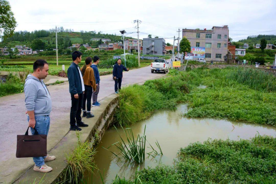 圖為安底鎮特崗民生監督員到桃園村開展環境問題監督檢查圖為安底鎮