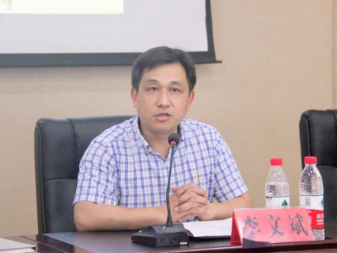 区教育局党委书记,局长於云国,局党委委员,专职副总督学李文斌等出席