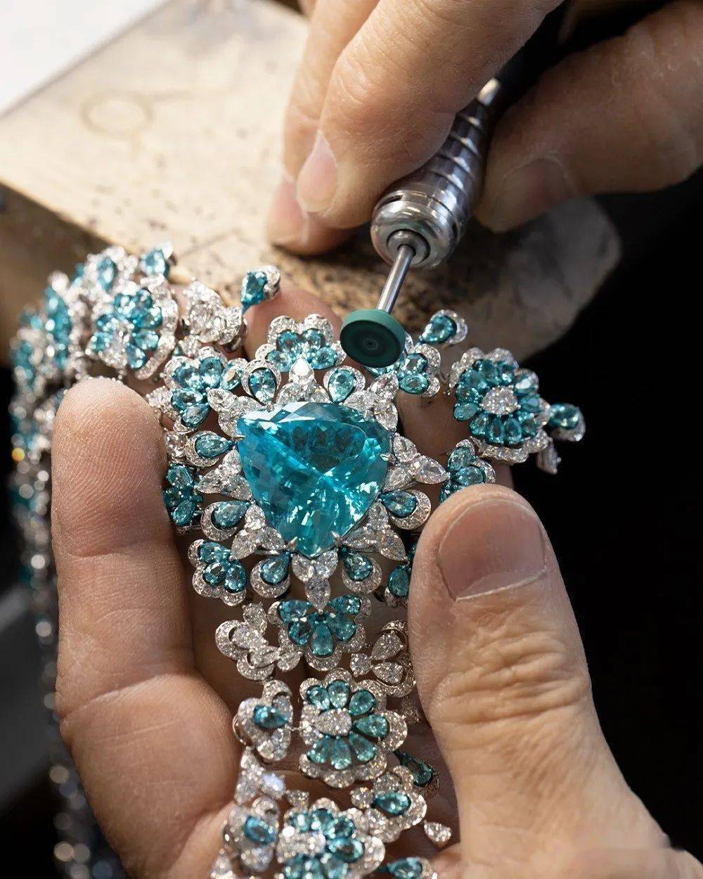 `chopard在今年稍早阶段发布的钻石版「precious lace」高级珠宝系列