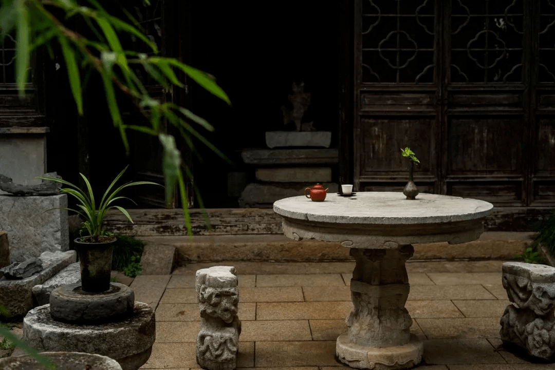 我们与生活只差了一个院子