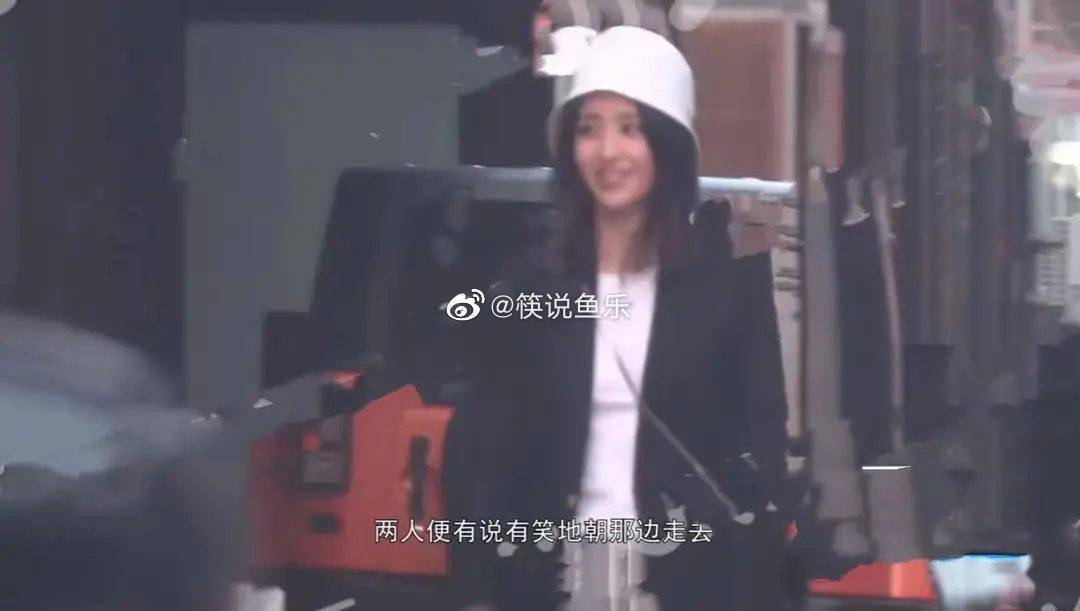 陈思诚离婚后带儿子出行,陪朵朵玩游戏画面温馨