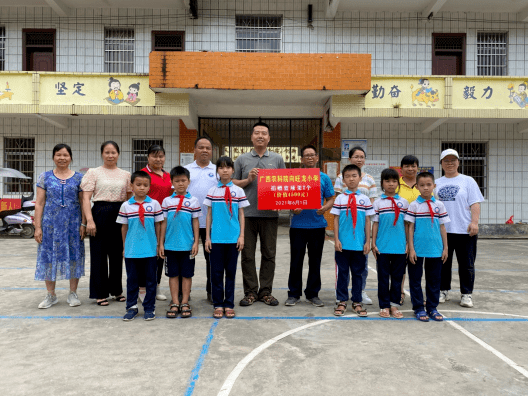 旺龙村党支部书记梁志东,广西农业科学院驻旺龙村第一书记段维兴,旺龙