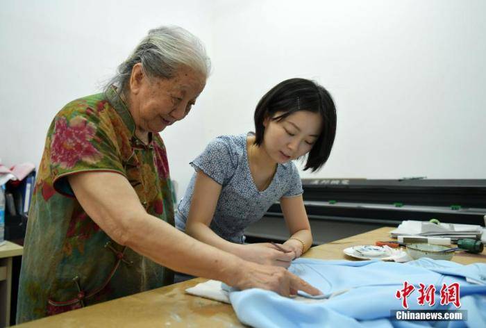 石家庄"旗袍奶奶"玩转"跨界 中国传统服饰"破圈"成长_靳玉霞