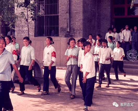 七十年代的学生没有统一的校服,平时整洁干净即可,只有重大节日学校