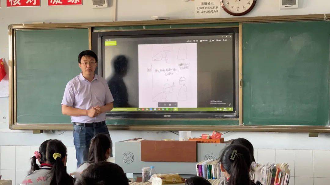 《备考锦囊》德州一中高三二班的班主任郝亮为了让学生们轻松愉悦地