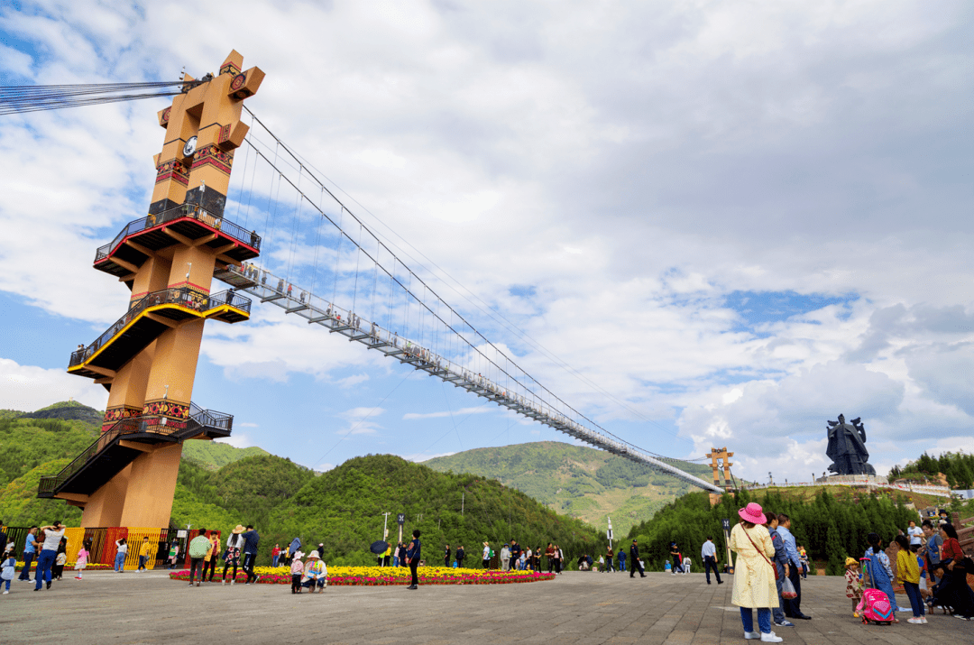 野玉海玻璃桥构形式为高架悬索吊桥,桥高58米,约20层楼高,桥长219m,桥