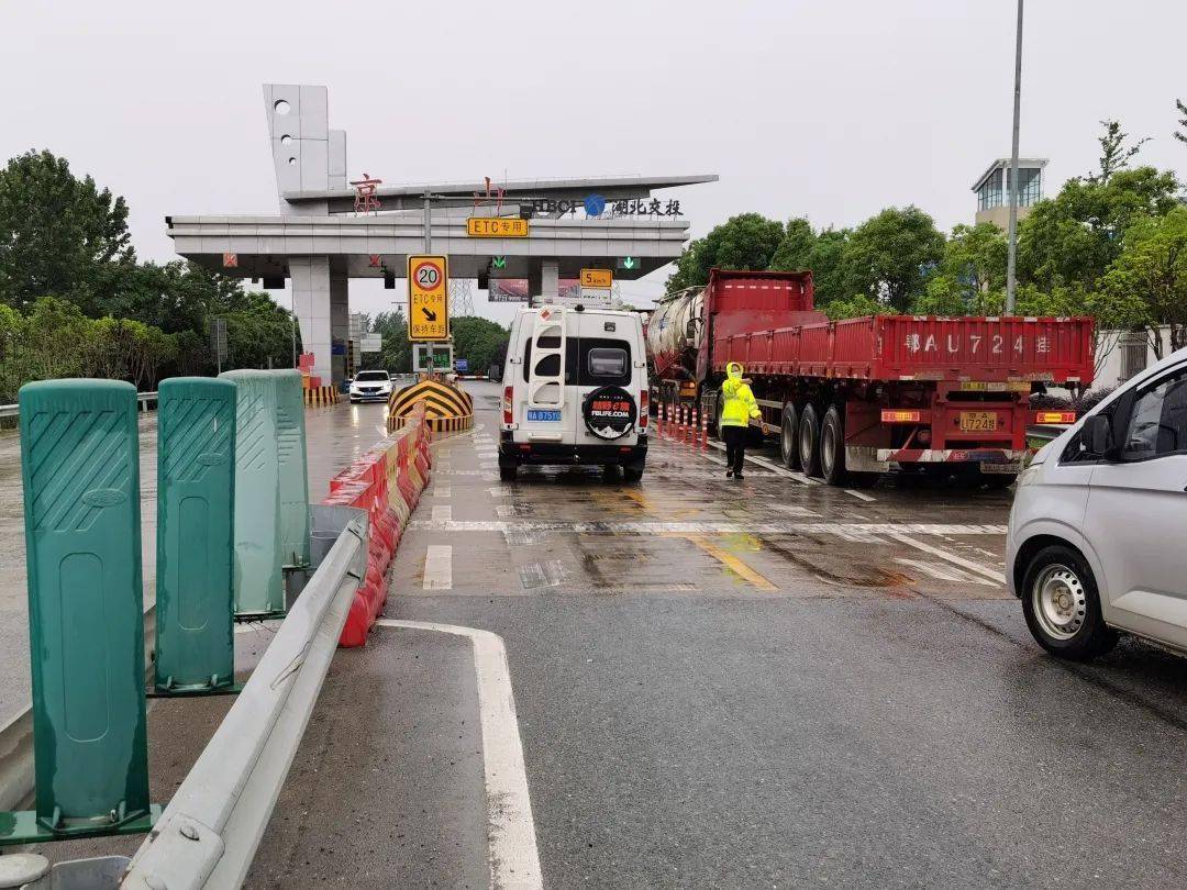 湖北交投随岳高速京山所车流量陡增一倍多举措保畅通