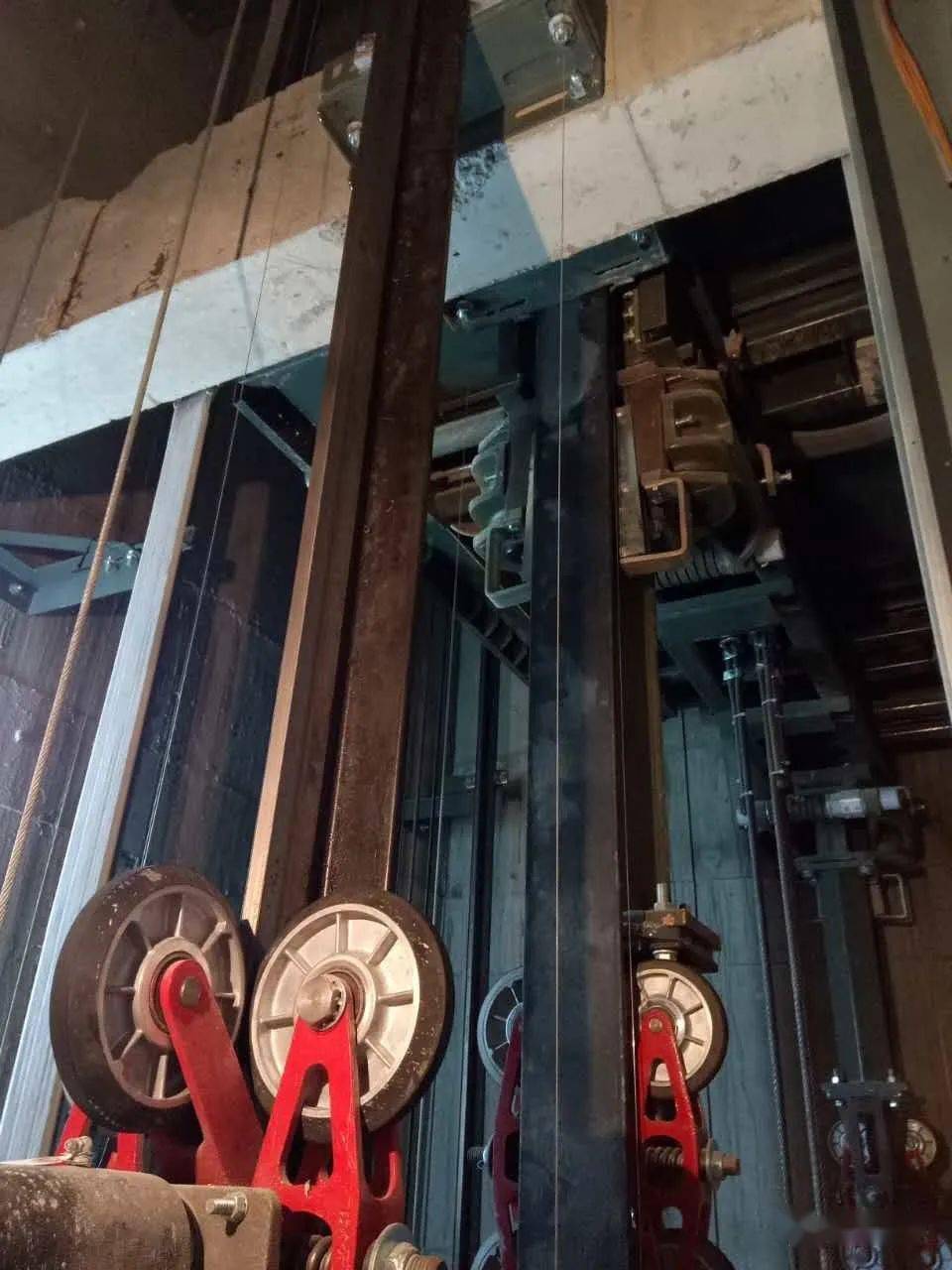 这样爬导轨你干过吗?_电梯