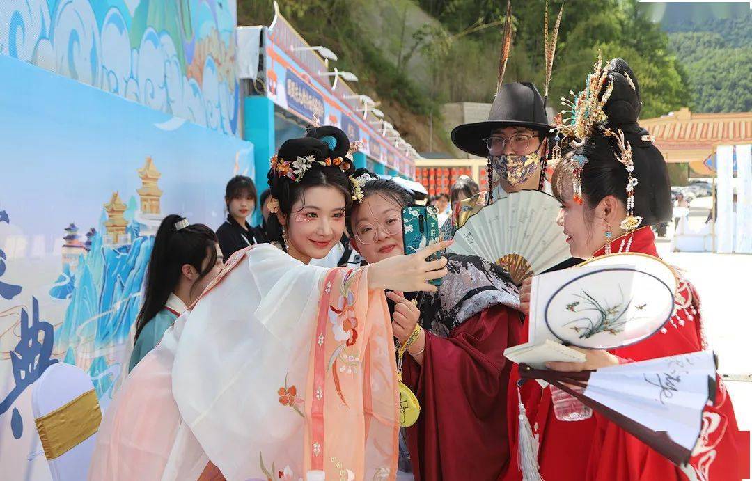 奇境栾川老君山山水汉服节,盛大开幕!_中国新闻社