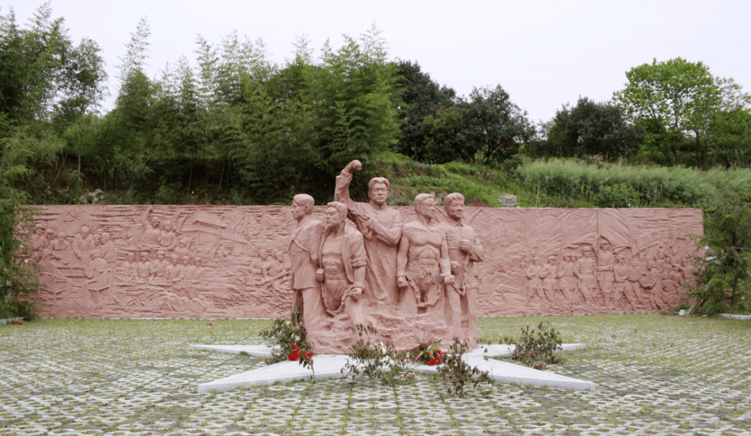 雁荡山革命烈士陵园日军入侵温州(乐清)展示馆隘门岭事件纪念碑亭(红