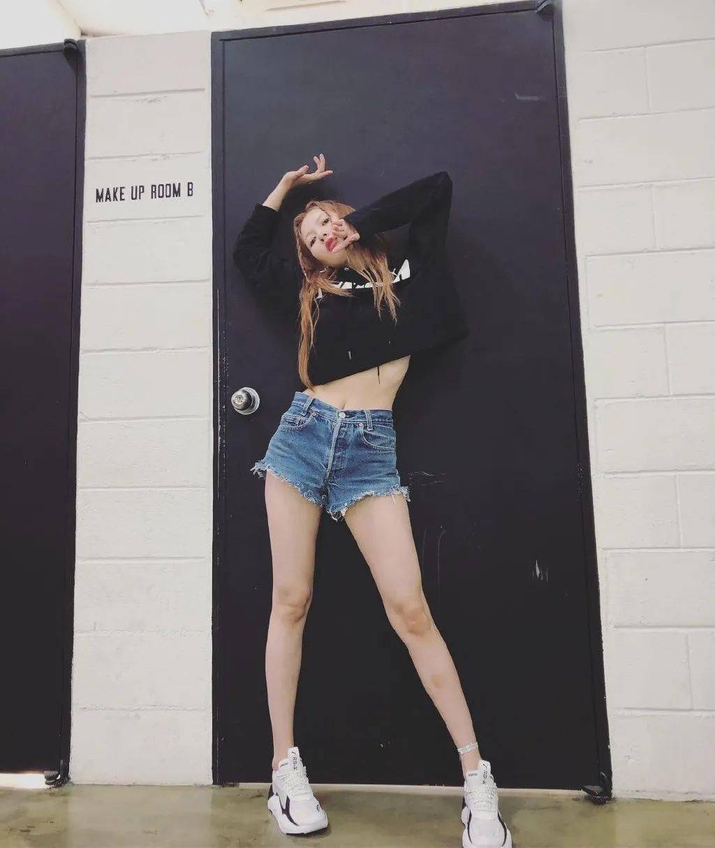 韩星金泫雅时尚造型身姿曼妙低眉浅笑浑身散发女性魅力