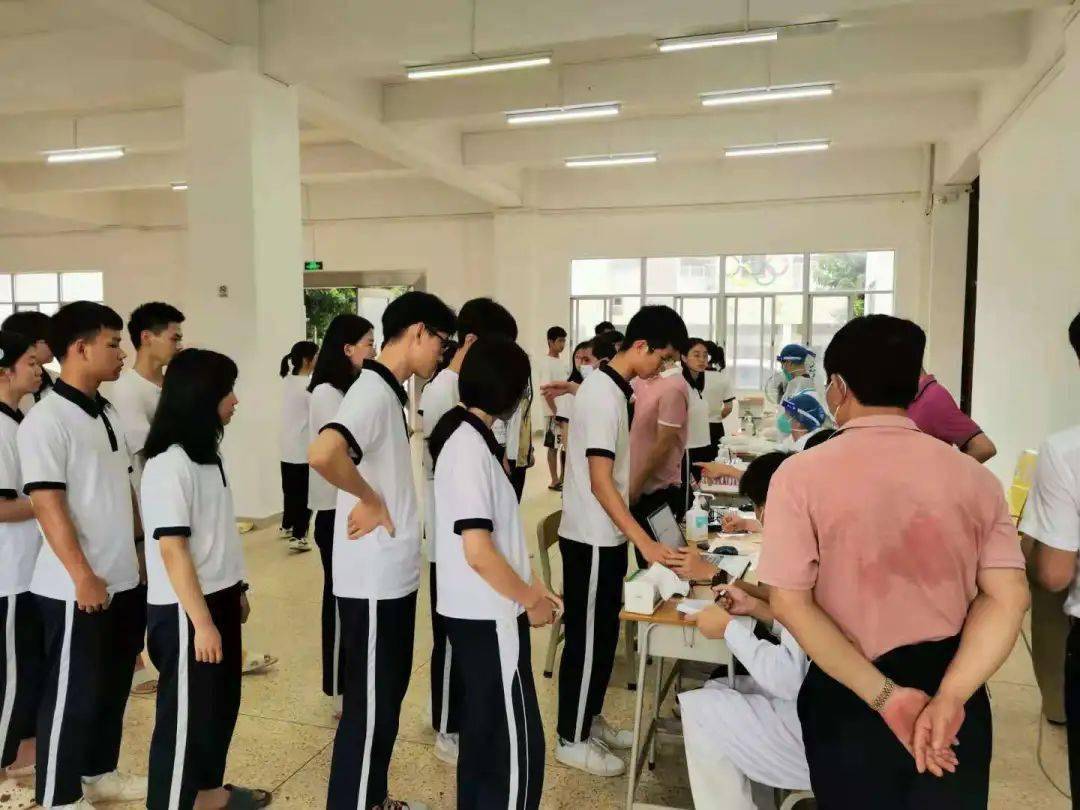 他们来到葵潭中学开展核酸采样