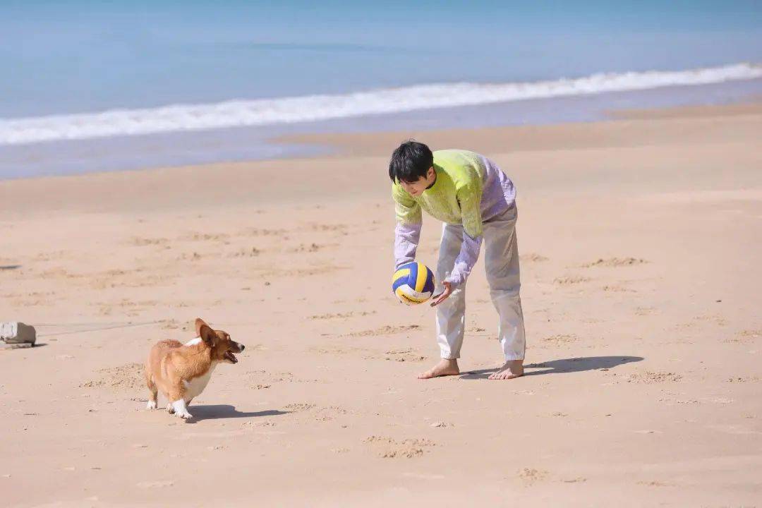 王俊凯神模仿奥特曼走路!魔性趟水步,太过沙雕,偶像包袱掉一地