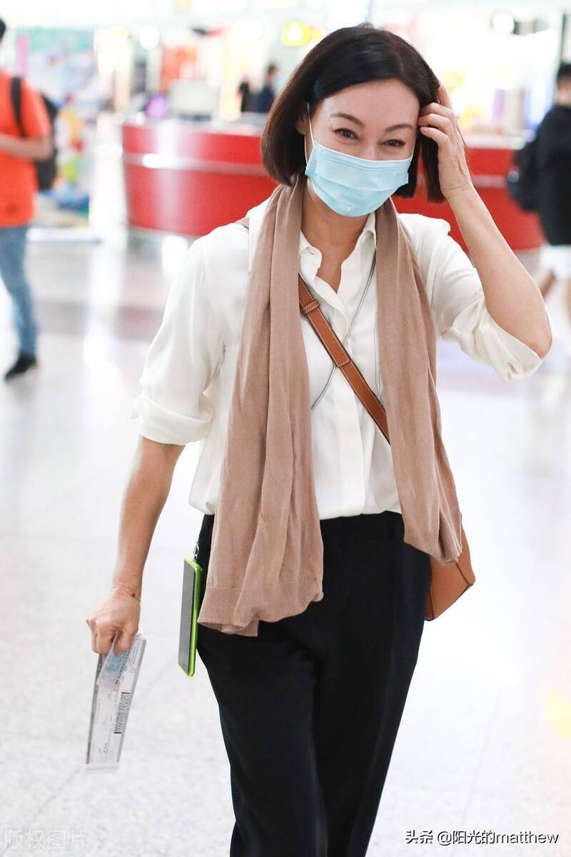 街拍:惠英红白色衬衫 黑色休闲裤 loewe包袋清爽简约