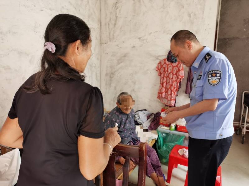 南都訊 家住惠州市博羅縣龍華鎮旭日村84歲的何奶奶,新身份證辦好後