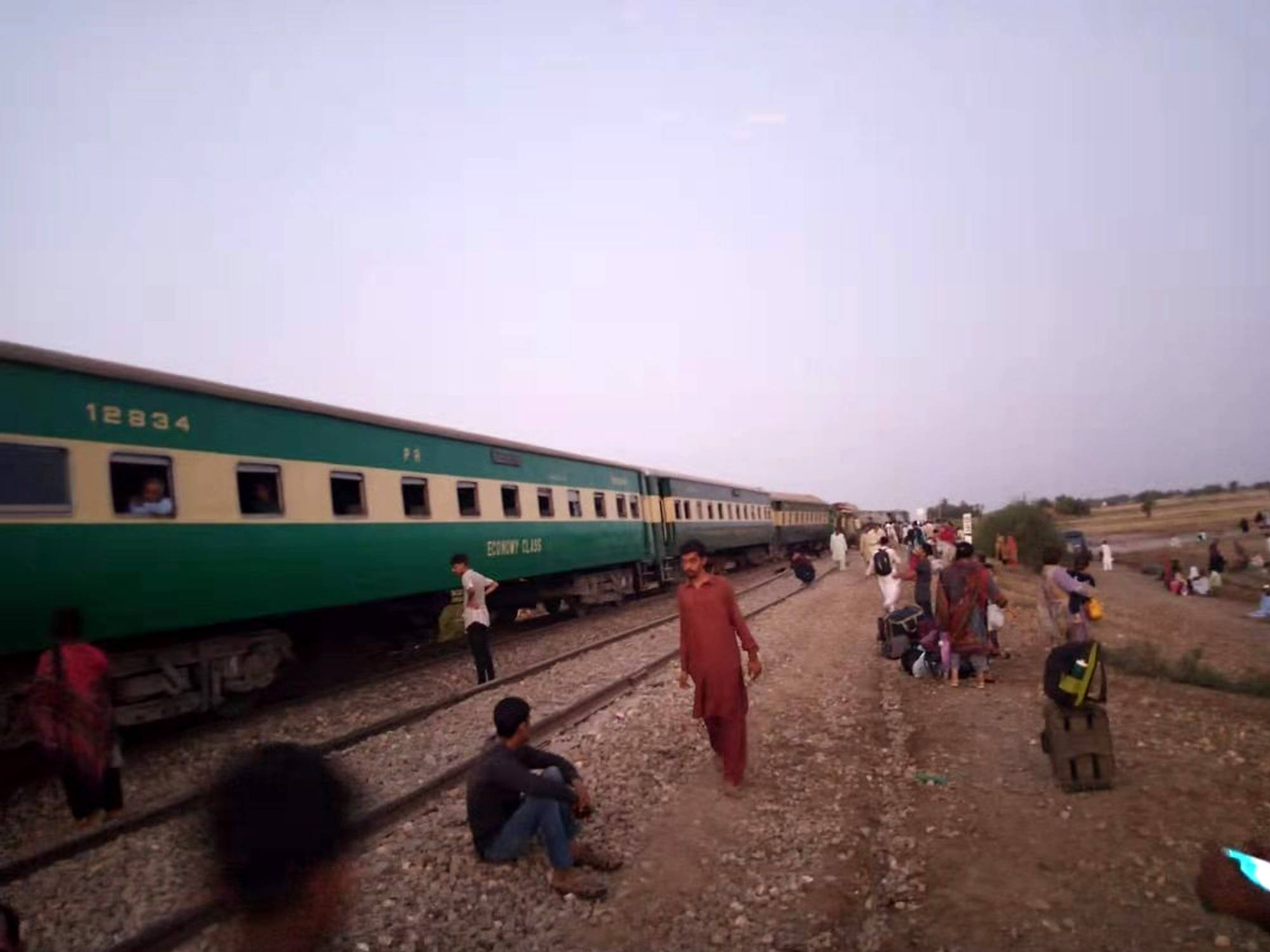 巴基斯坦火车相撞 至少30人死亡