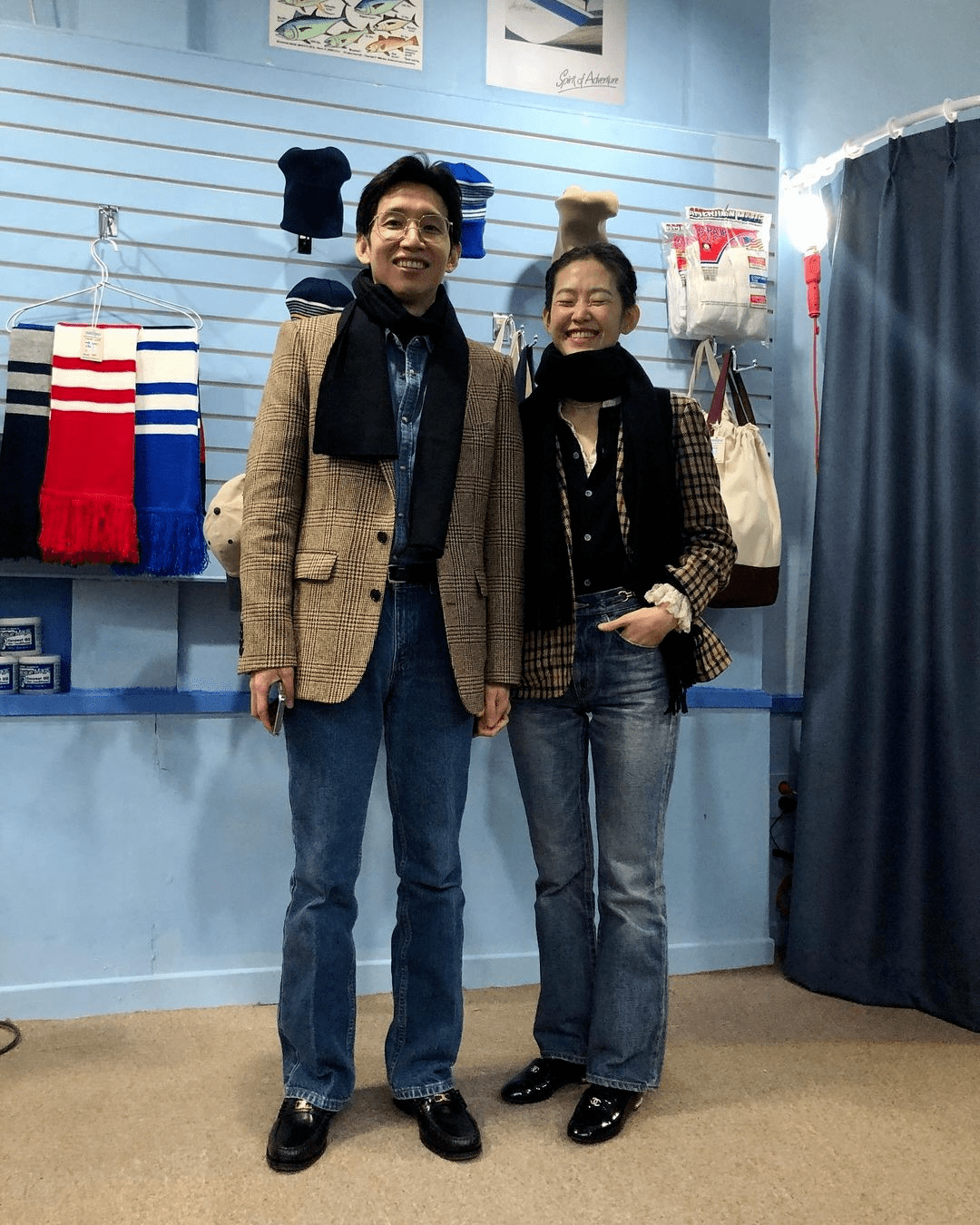 "卓在勋指着主持人穿的带有荷叶边的衬衫说:"现在我们的衣服也是女装.
