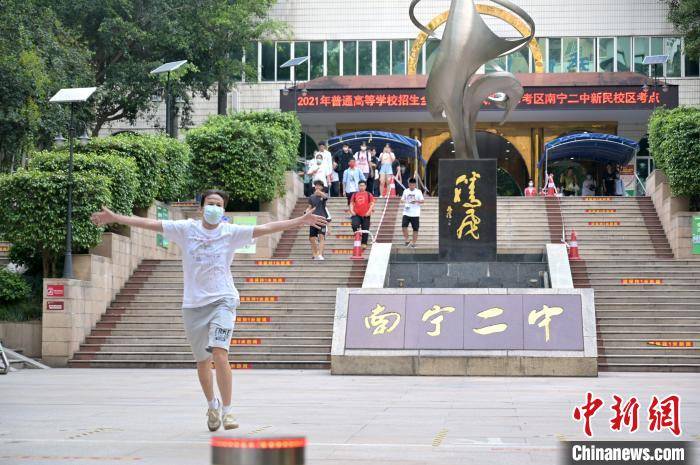 6月8日下午,一考生在高考結束後跑出廣西南寧二中新民校區考點 .