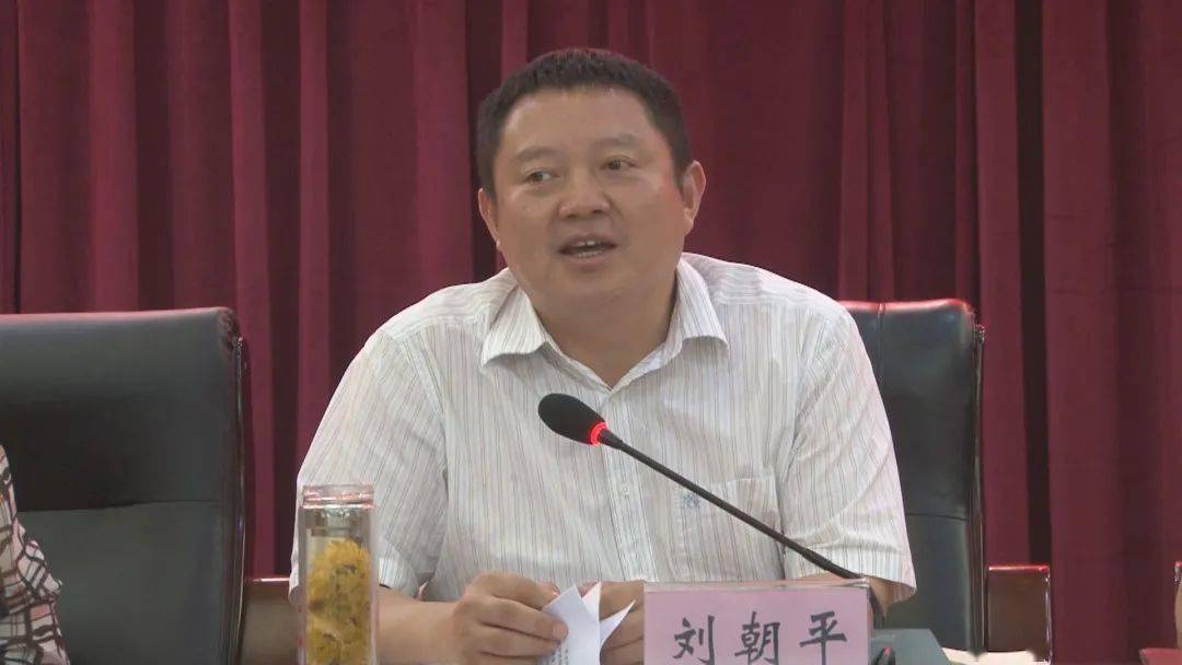 会上,谢晓丹,雷敏,白静,贾圣君,何俊锋,胡吉刚,陈春,周隆渊,张彬分别