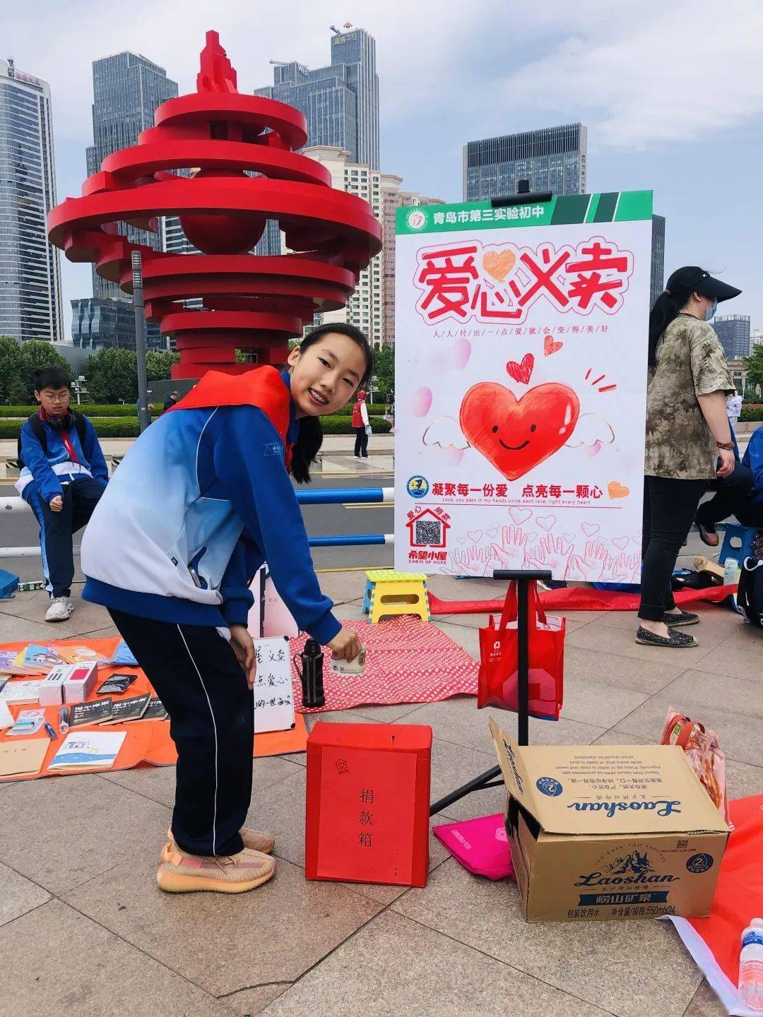 【心翔61志愿服务】红领巾心向党,牵手共建希望小屋_义卖