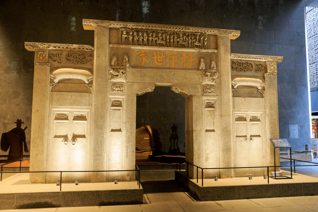 进入博物馆主体后,首先到达的地方是科第世家牌坊,这是朝廷奖励给明朝