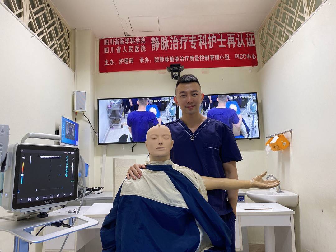 男护士踏上新赛道 创新专研成为业内"明星"