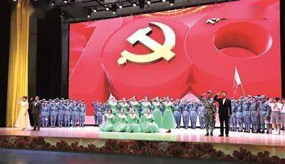 "今天我给大家讲的故事是《一袋干粮》……"5月24日,西宁市红军小学"