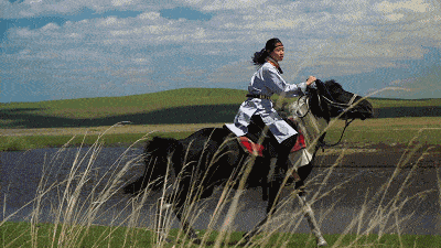 学有所成之后,纪申喜欢约着三五好友一起去官厅水库或京西大草原骑马