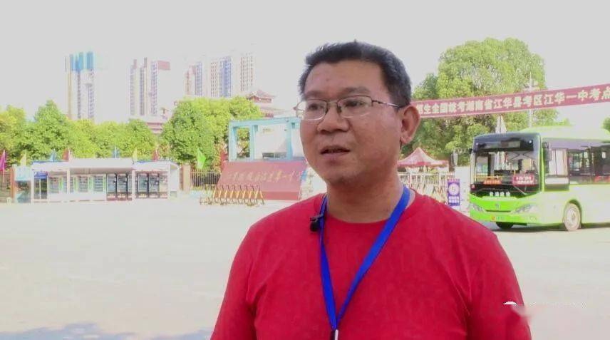 民警在考点执勤时,一名老师急匆匆从考场内跑出向民警求助:从江华二中