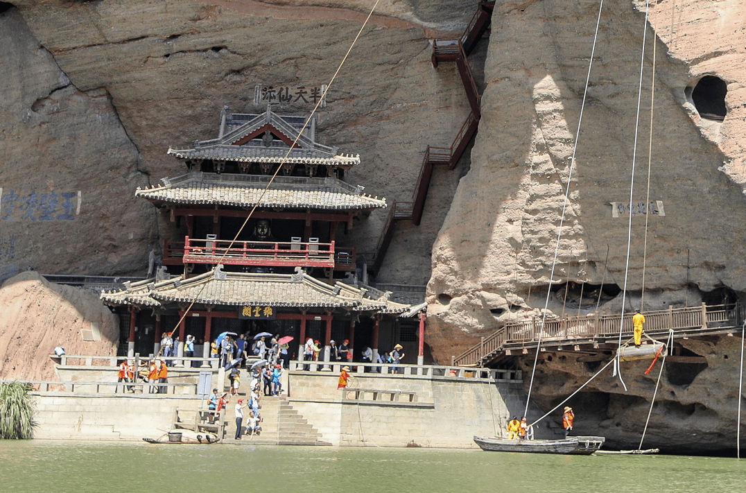 現在,龍虎山旅遊項目裡就有觀看安放懸棺的表演.