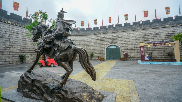 你可以到历久弥新的金乡卫城↑,登城墙,看历史,吃猪蹄.