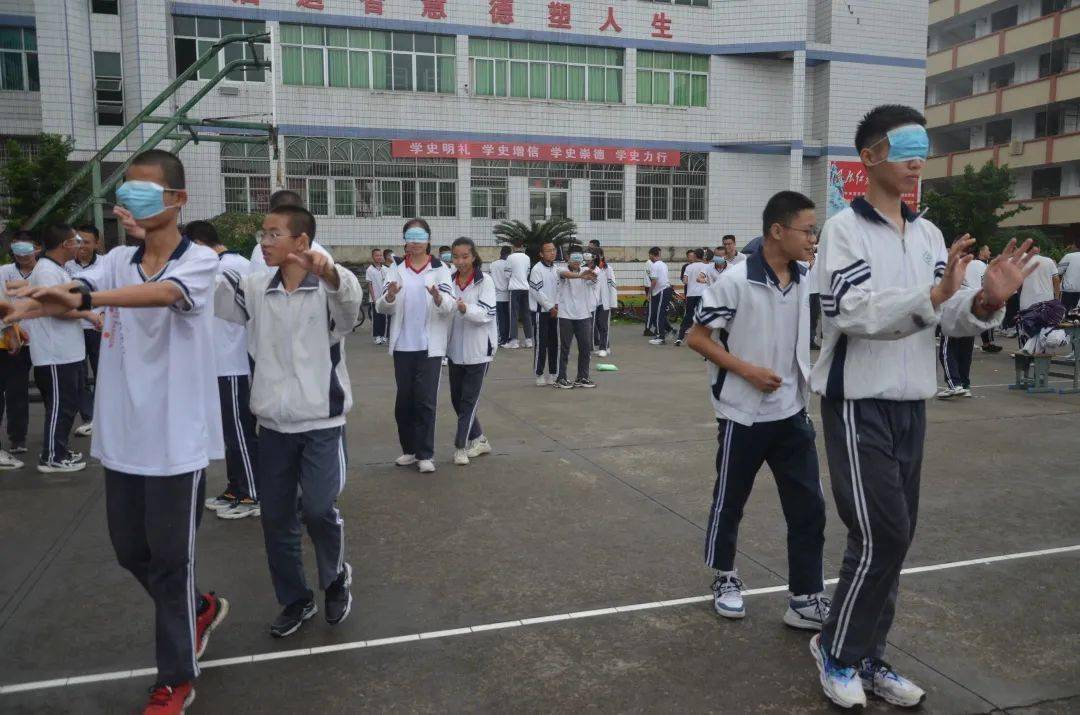 航拍大田六中举行中考班主任家长培训及大型团体心理辅导