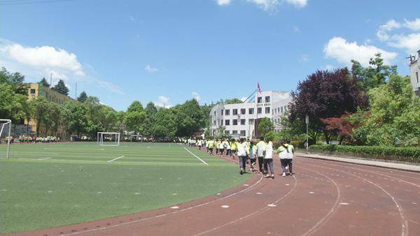 近日,汇川区第十三小学举行第一届文明家长,第三届文明学生评选活动