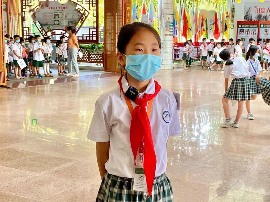 旗峰小学四年级学生 陈美霖:展旗学校学生对医护人员致谢.