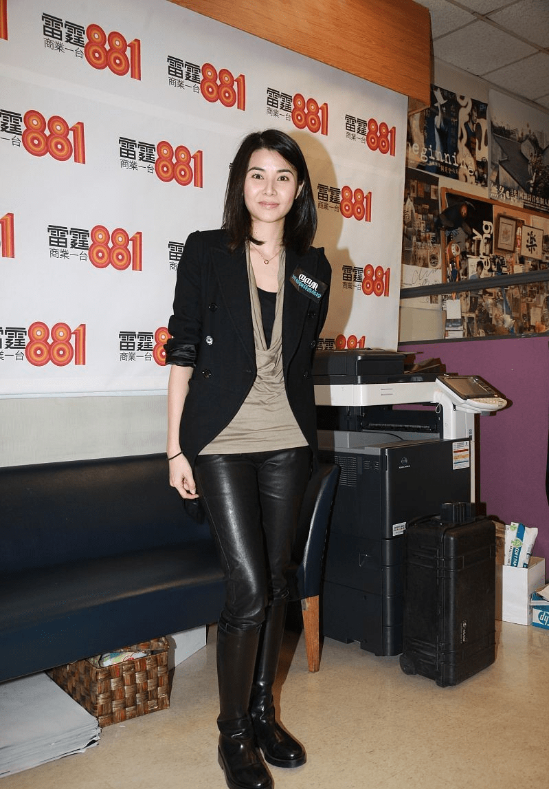 郑伊健老婆身材太优越简单穿搭挡不住长腿穿衣风格挺接地气