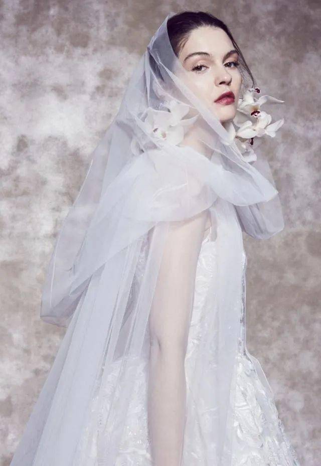 【婚纱设计图】迪士尼公主的婚纱礼服！（英皇体育官网大裙摆白色你喜欢哪一款？）(图3)