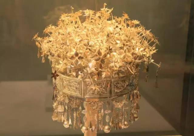 古代女子发饰多种多样, 有笄,簪,钗,环,步摇,凤冠,华盛,发钿,扁方